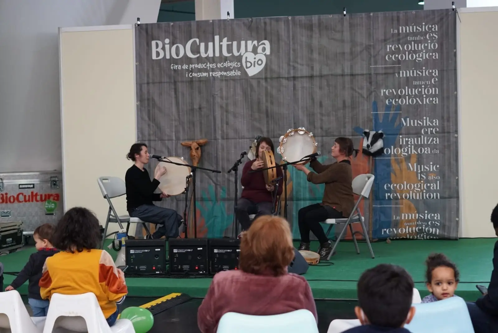 As Bouba tocan sentadas no escenario da feira BioCultura, con público diante