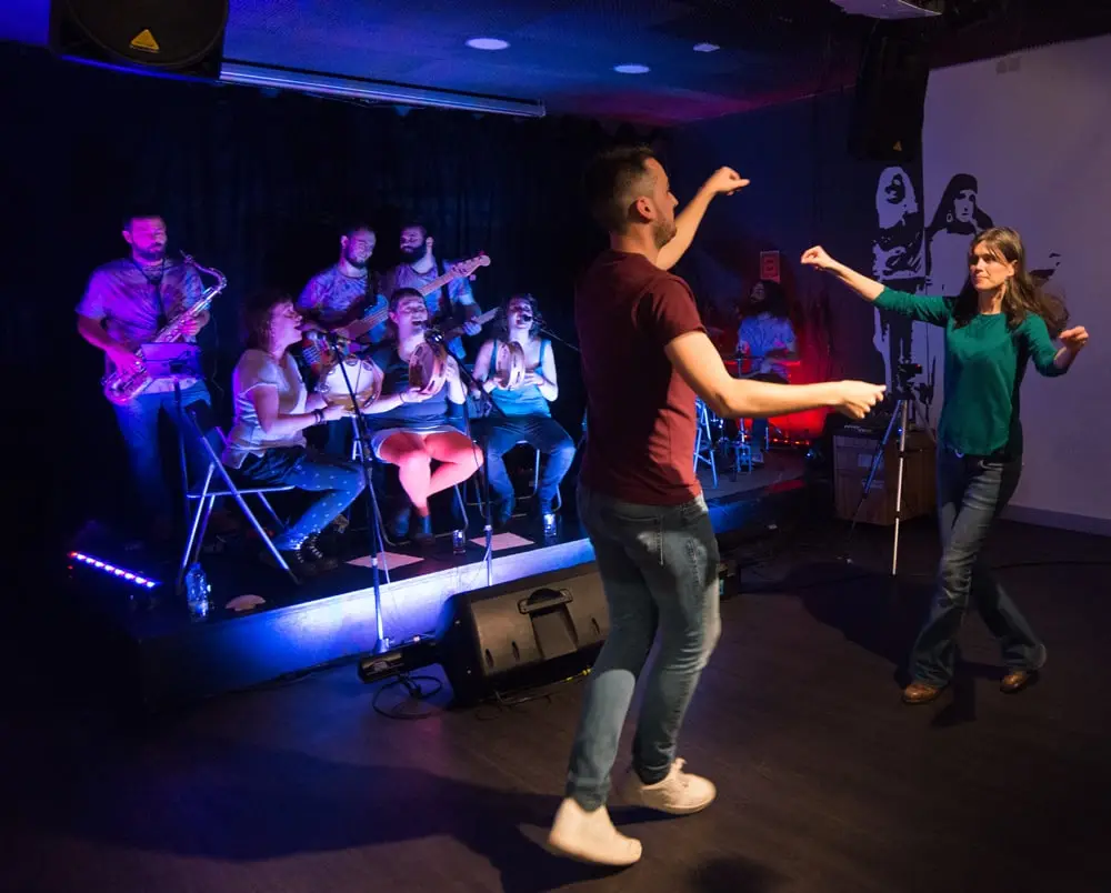 Unha parella baila diante do escenario