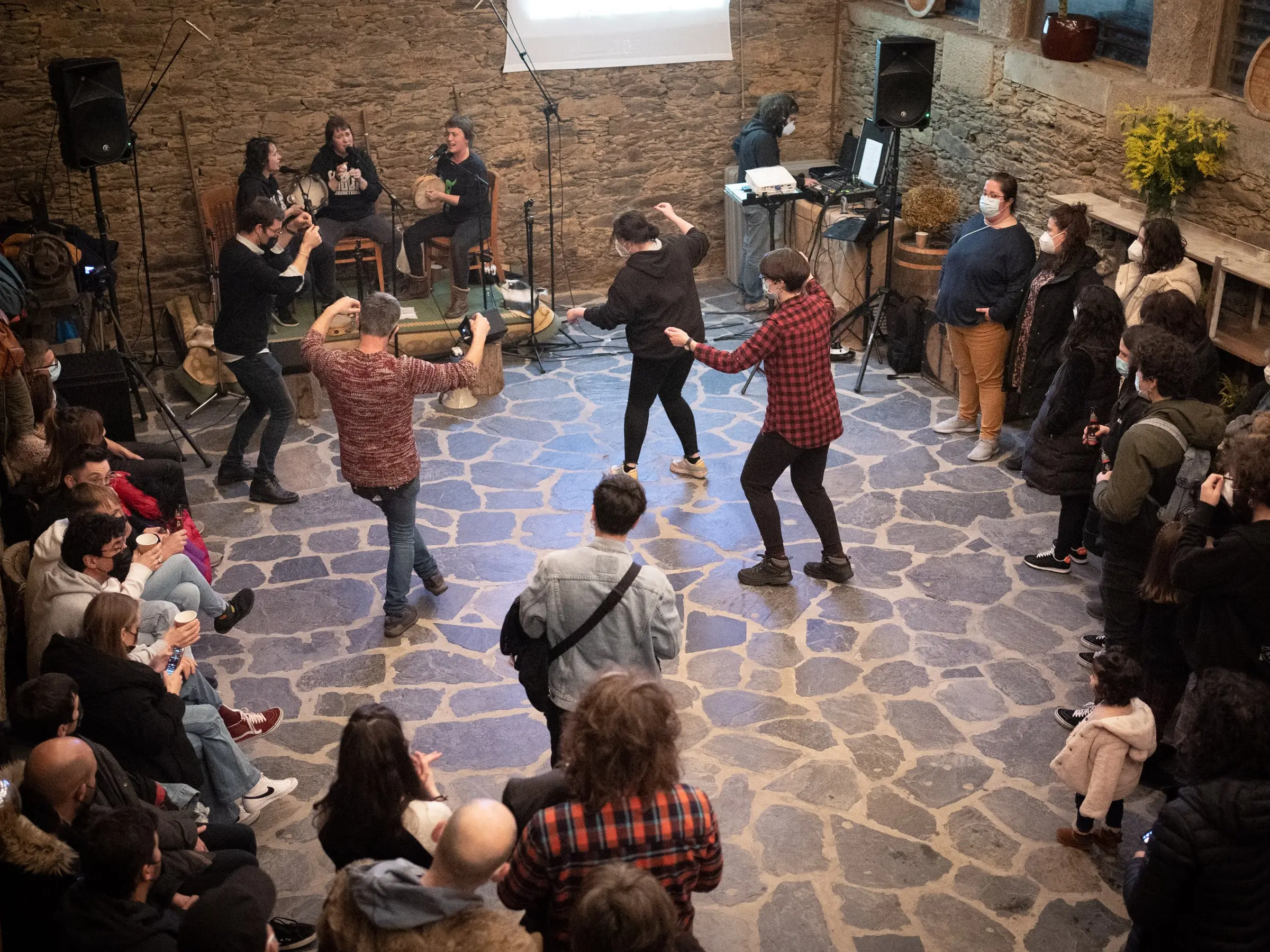 A xente baila no medio da sala