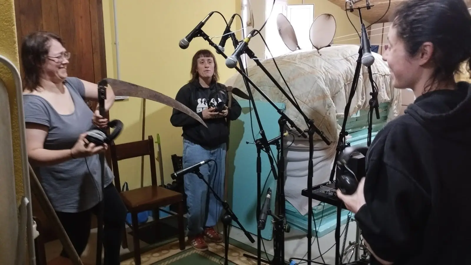 Tres Bouba tocan con trebellos da casa diante dos micrófonos