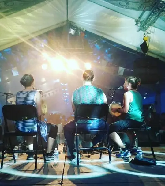 As Bouba de costas no escenario, cos focos de fronte