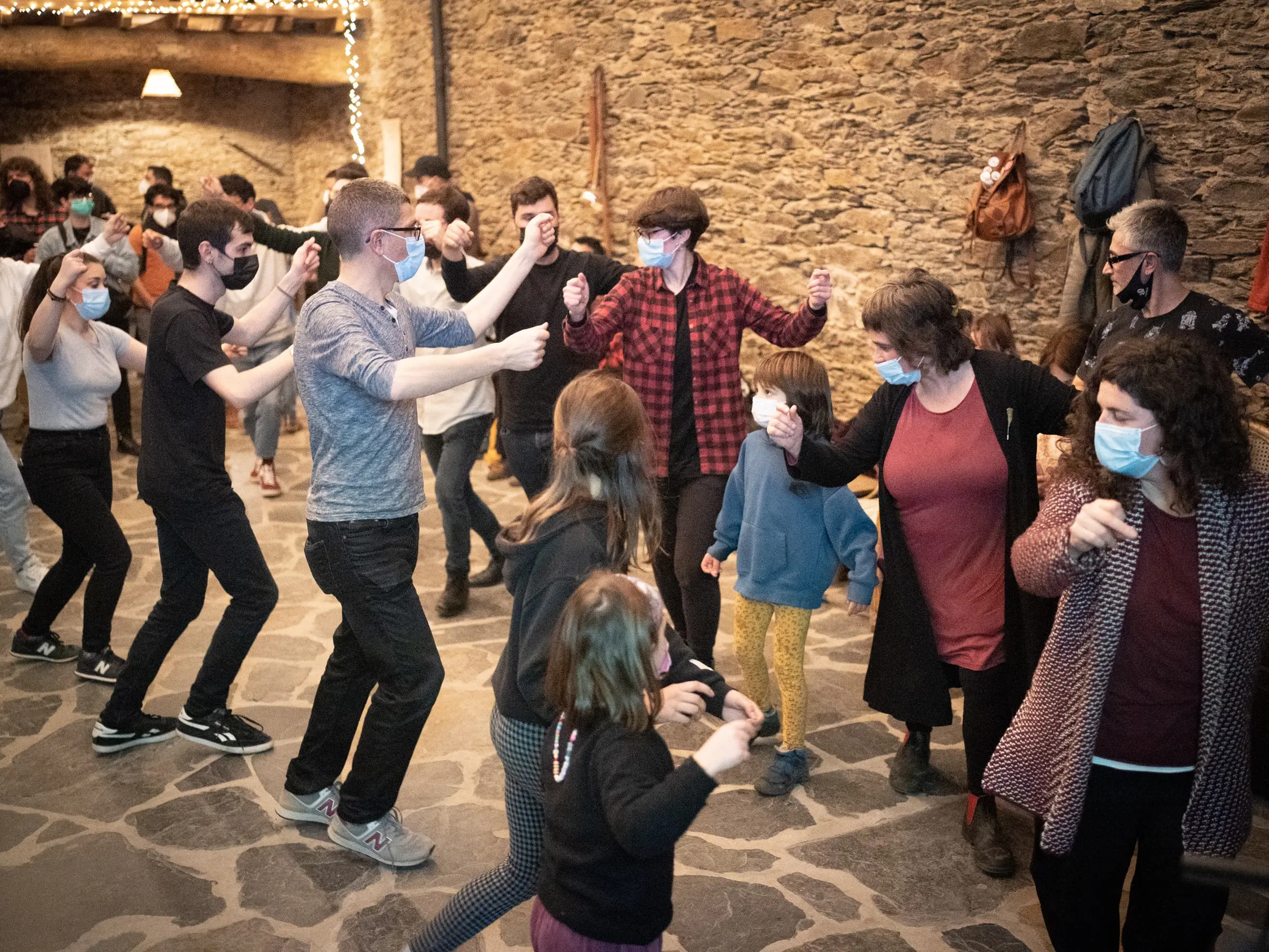 A sala chea bailando