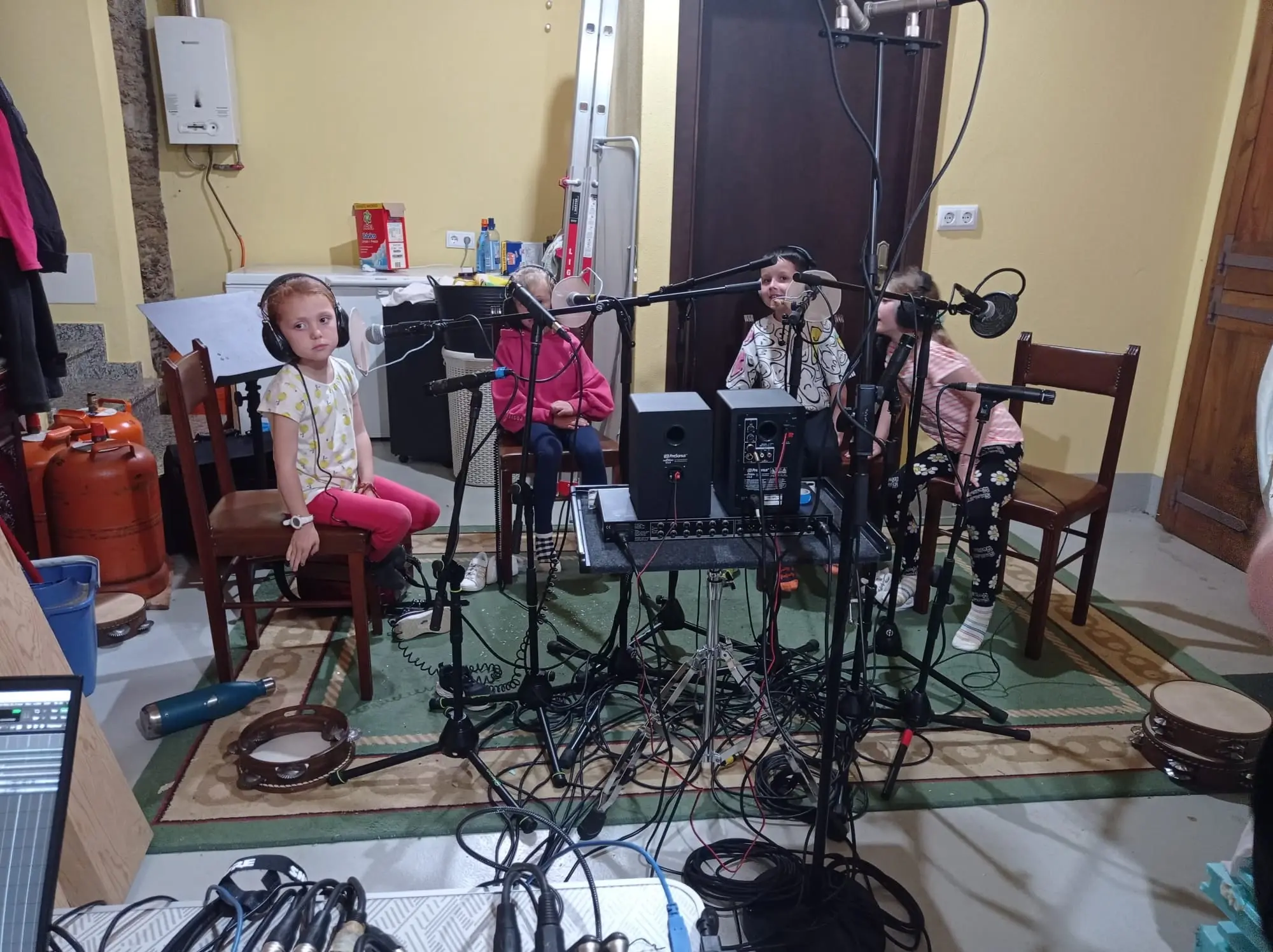 As nenas na sala de gravación, entre cables