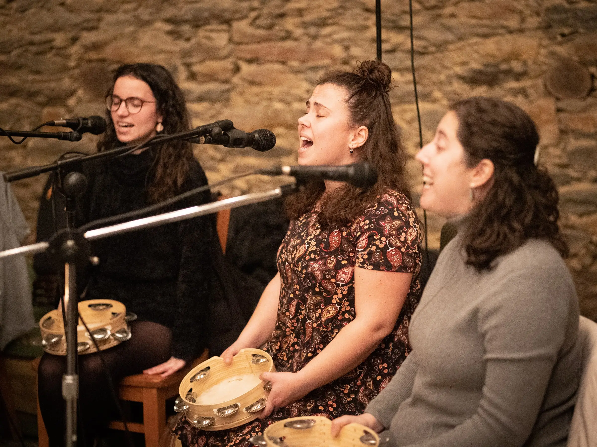 Tres cantareiras convidadas ao micrófono