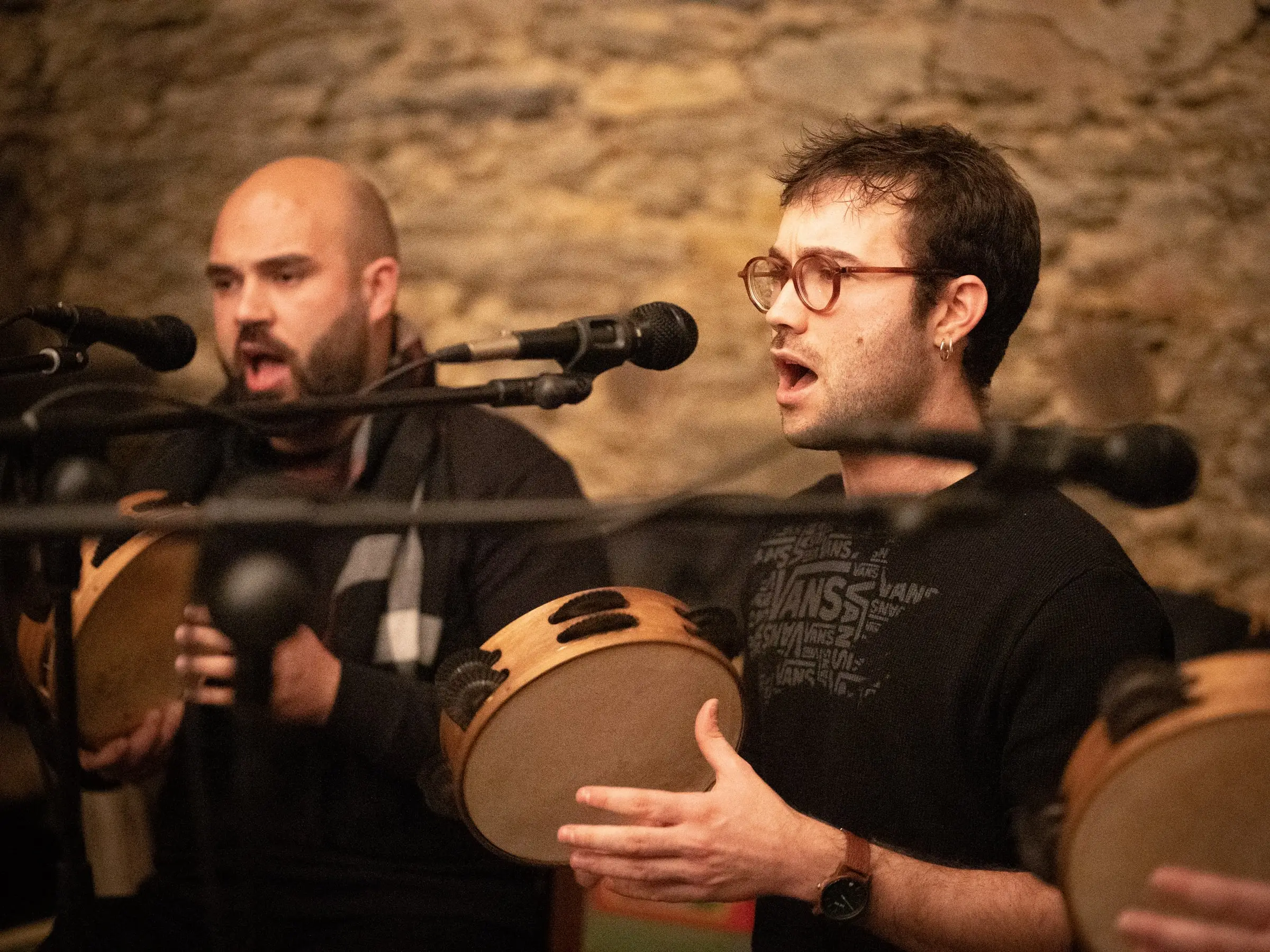 Dous pandeireteiros cantan ao micrófono